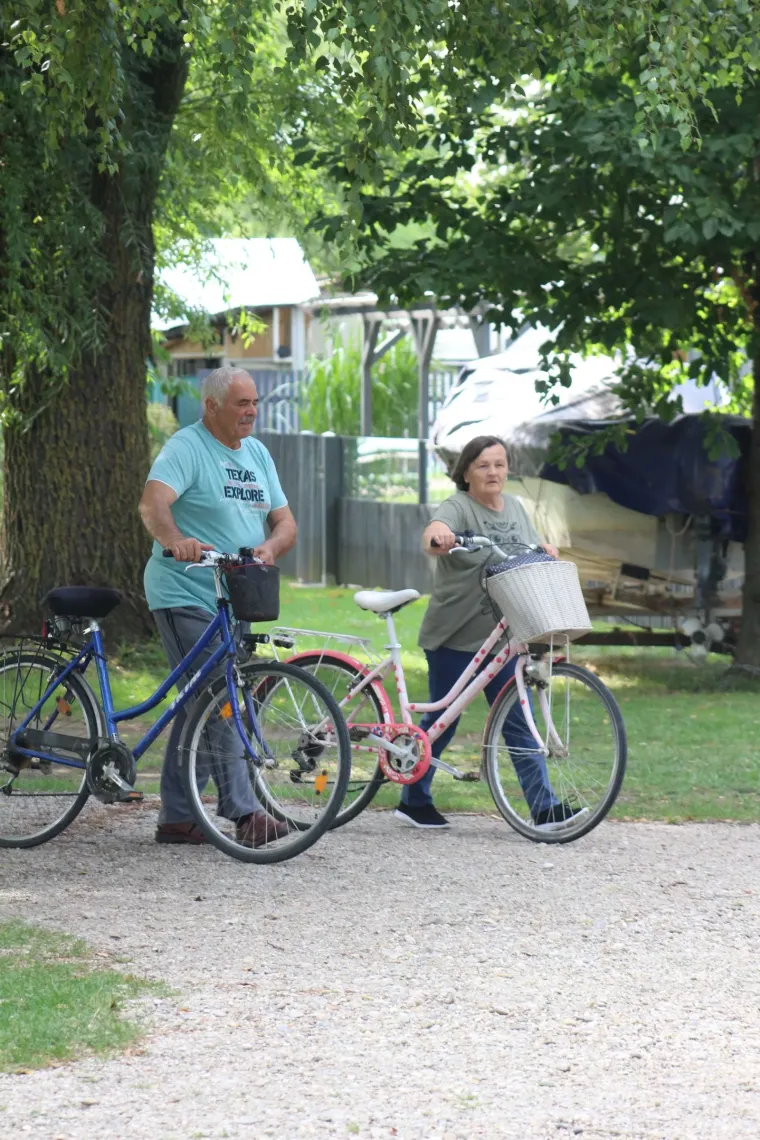 Uske traperice, sunčane naočale i misteriozan stav: Djevojka u ležernom izdanju ukrala svu pažnju