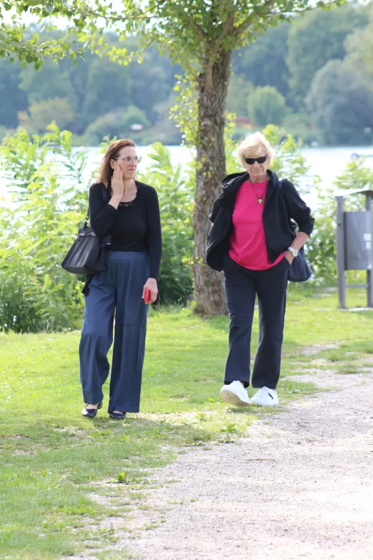 Uske traperice, sunčane naočale i misteriozan stav: Djevojka u ležernom izdanju ukrala svu pažnju