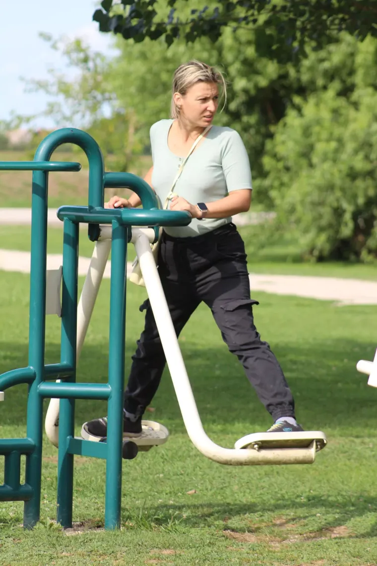 Uske traperice, sunčane naočale i misteriozan stav: Djevojka u ležernom izdanju ukrala svu pažnju