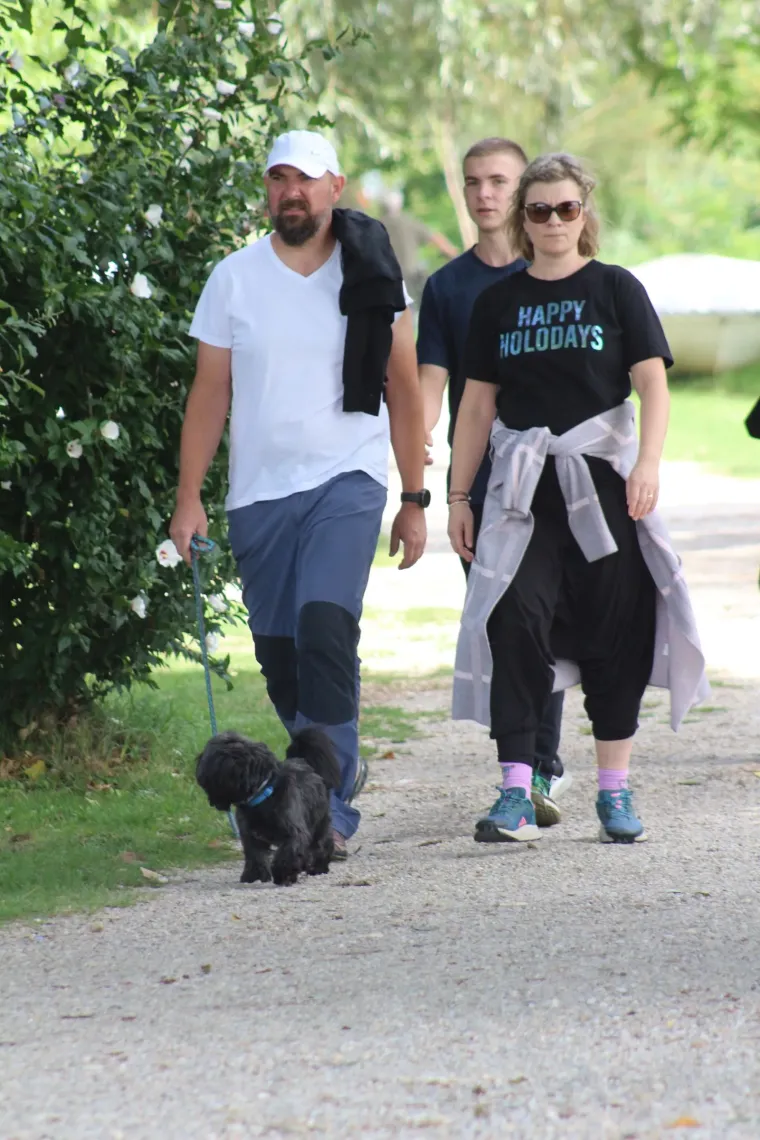 Uske traperice, sunčane naočale i misteriozan stav: Djevojka u ležernom izdanju ukrala svu pažnju