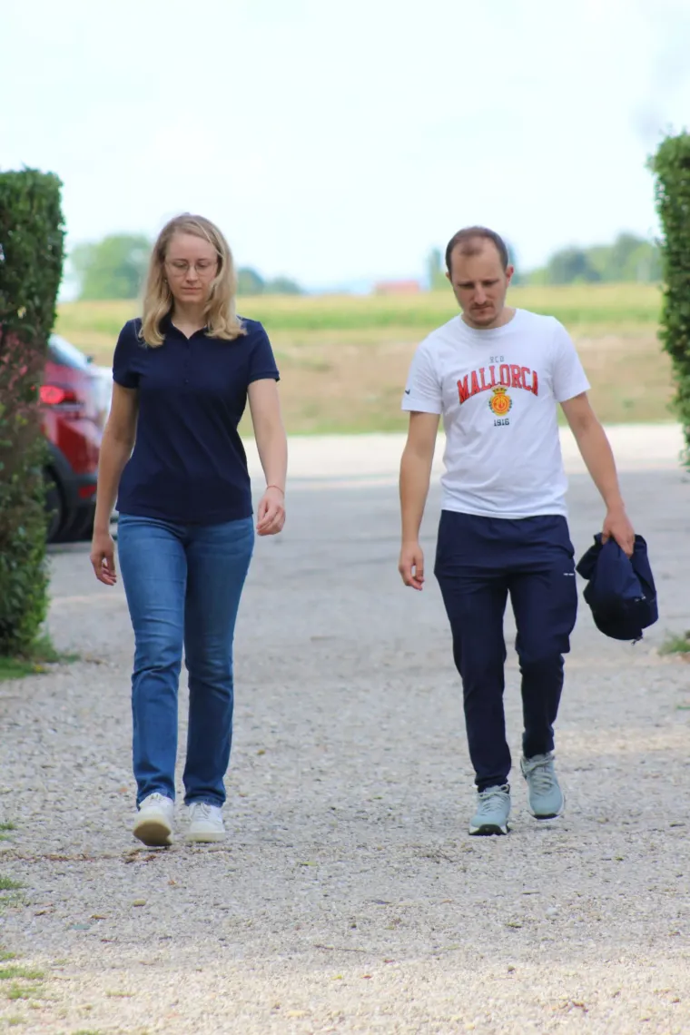 Uske traperice, sunčane naočale i misteriozan stav: Djevojka u ležernom izdanju ukrala svu pažnju