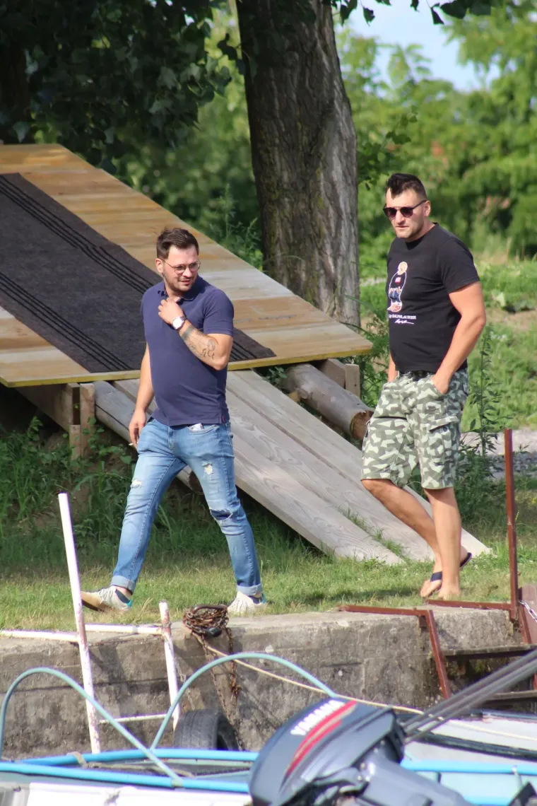 Uske traperice, sunčane naočale i misteriozan stav: Djevojka u ležernom izdanju ukrala svu pažnju