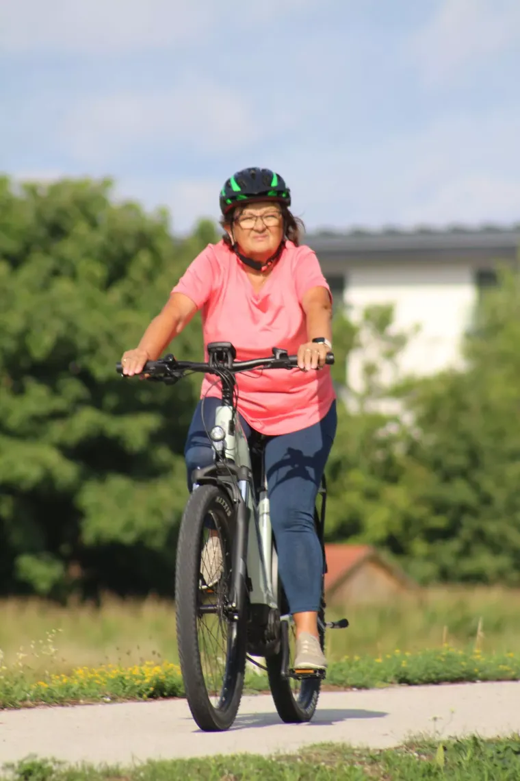 Uske traperice, sunčane naočale i misteriozan stav: Djevojka u ležernom izdanju ukrala svu pažnju