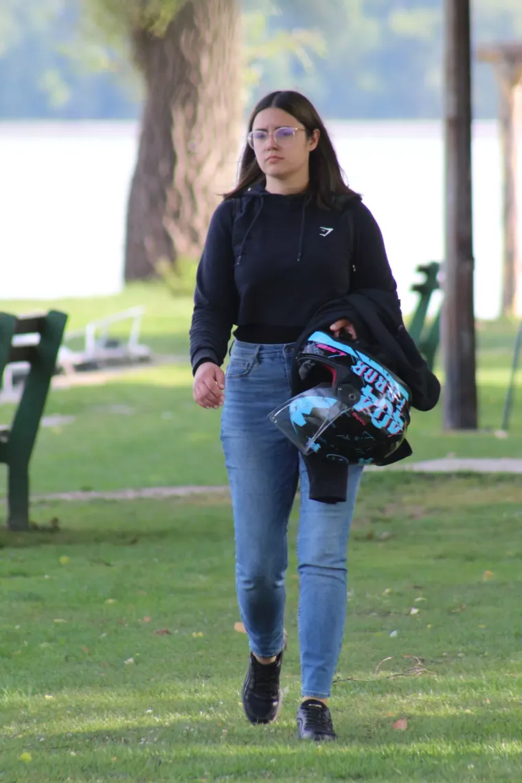 Uske traperice, sunčane naočale i misteriozan stav: Djevojka u ležernom izdanju ukrala svu pažnju