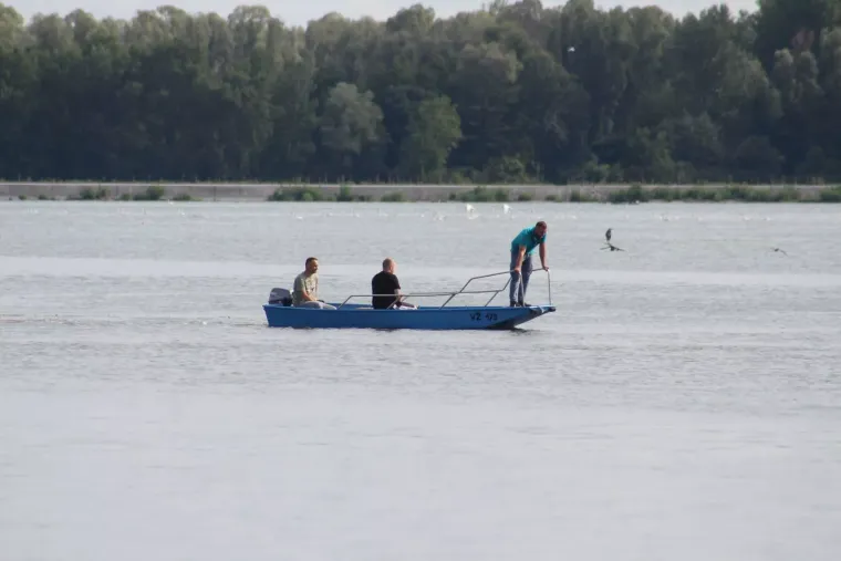 Uske traperice, sunčane naočale i misteriozan stav: Djevojka u ležernom izdanju ukrala svu pažnju