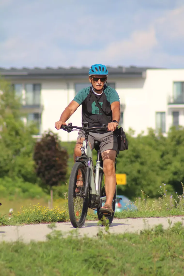 Uske traperice, sunčane naočale i misteriozan stav: Djevojka u ležernom izdanju ukrala svu pažnju