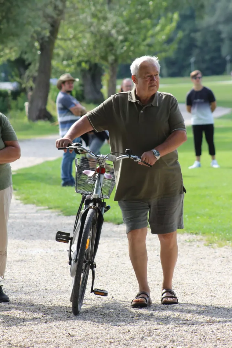 Uske traperice, sunčane naočale i misteriozan stav: Djevojka u ležernom izdanju ukrala svu pažnju