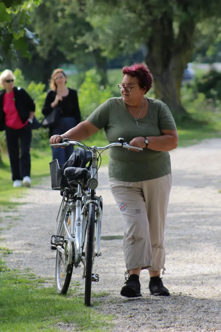 Uske traperice, sunčane naočale i misteriozan stav: Djevojka u ležernom izdanju ukrala svu pažnju