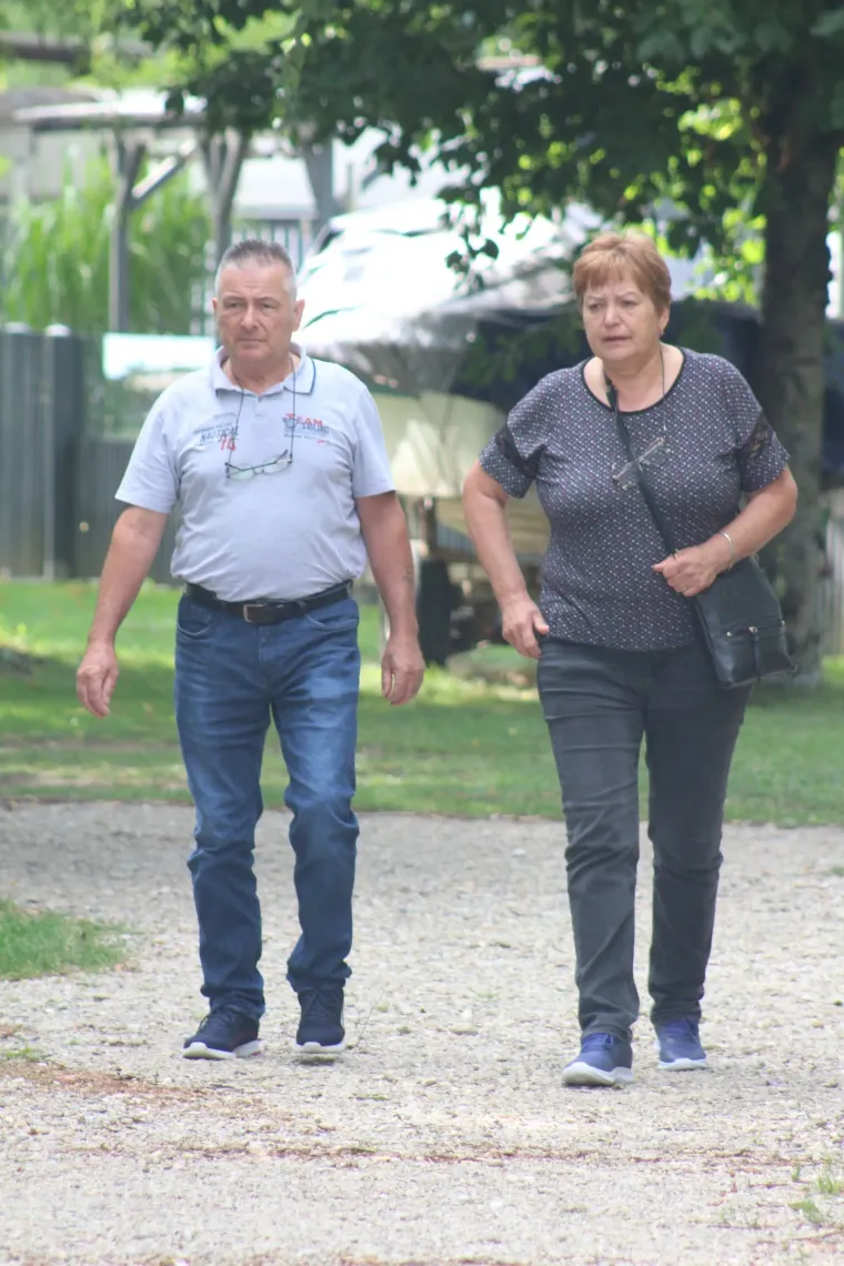 Uske traperice, sunčane naočale i misteriozan stav: Djevojka u ležernom izdanju ukrala svu pažnju