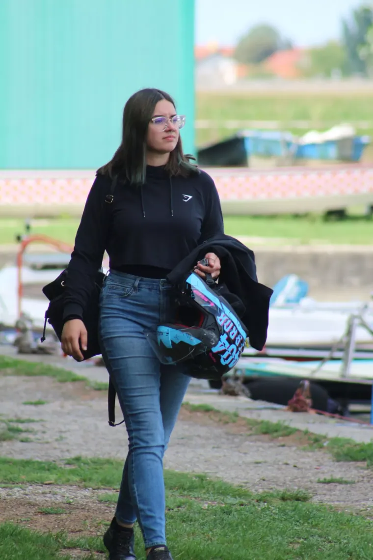 Uske traperice, sunčane naočale i misteriozan stav: Djevojka u ležernom izdanju ukrala svu pažnju