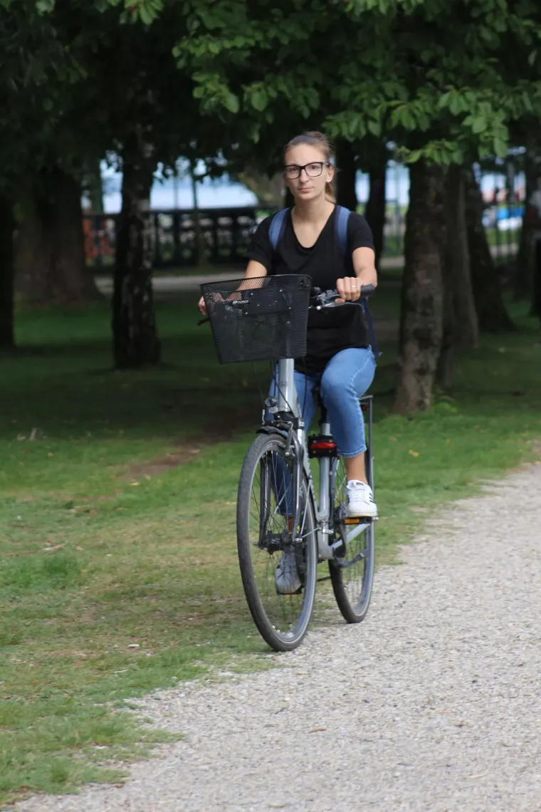 Uske traperice, sunčane naočale i misteriozan stav: Djevojka u ležernom izdanju ukrala svu pažnju