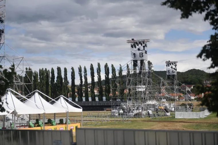 Rijeke fanova slile se u Sinj: Vijore se zastave i slavi se punom snagom, a osiguranje na svakom koraku