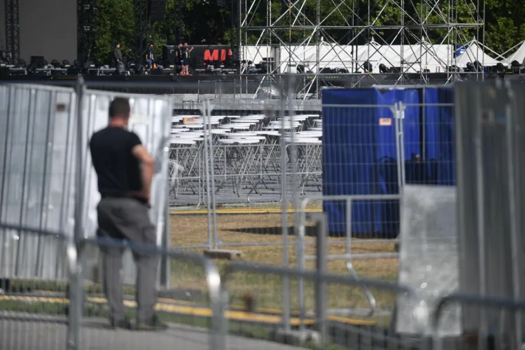 Rijeke fanova slile se u Sinj: Vijore se zastave i slavi se punom snagom, a osiguranje na svakom koraku