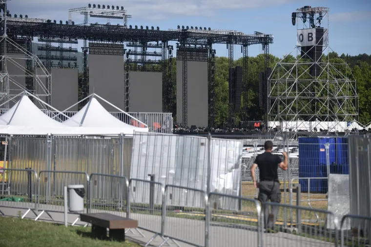 Rijeke fanova slile se u Sinj: Vijore se zastave i slavi se punom snagom, a osiguranje na svakom koraku