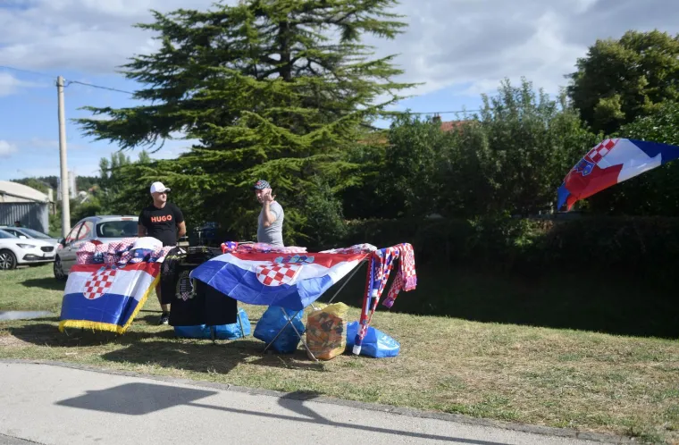 Rijeke fanova slile se u Sinj: Vijore se zastave i slavi se punom snagom, a osiguranje na svakom koraku