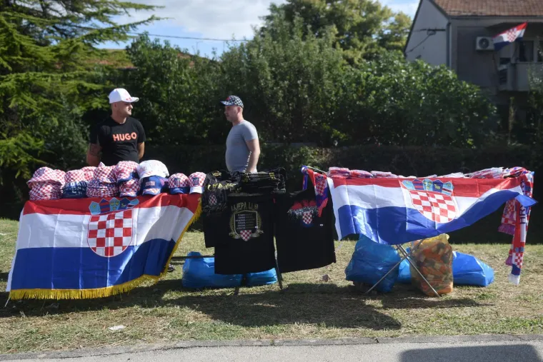 Rijeke fanova slile se u Sinj: Vijore se zastave i slavi se punom snagom, a osiguranje na svakom koraku
