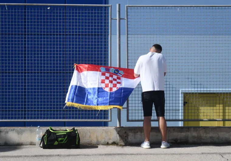 Rijeke fanova slile se u Sinj: Vijore se zastave i slavi se punom snagom, a osiguranje na svakom koraku