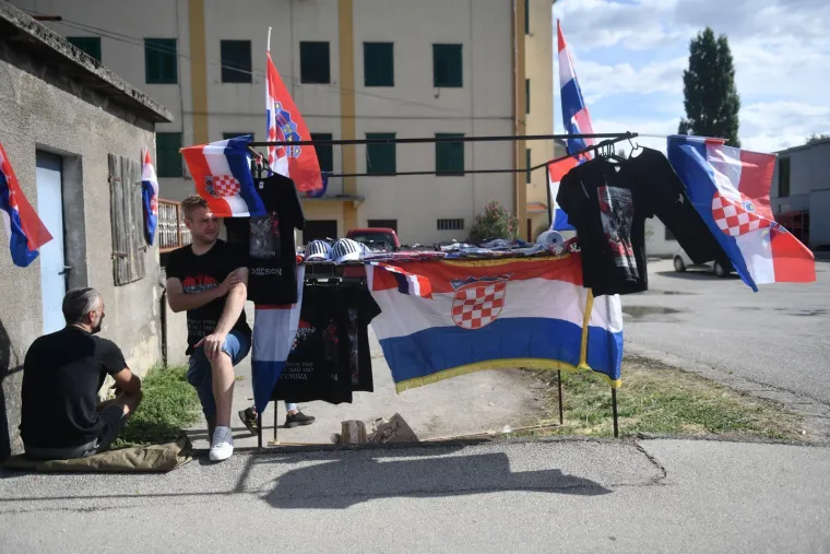 Rijeke fanova slile se u Sinj: Vijore se zastave i slavi se punom snagom, a osiguranje na svakom koraku