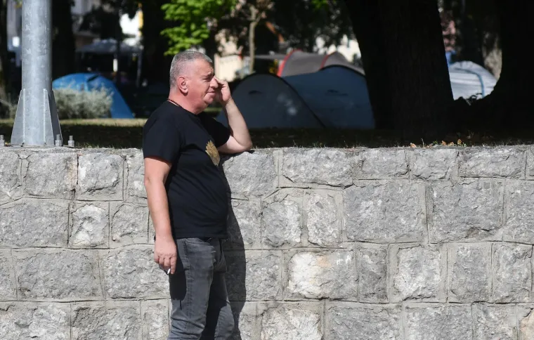 Vrte se janjci, prodaju majice sa ZDS: Pogledajte atmosferu uoči Thompsonovog koncerta