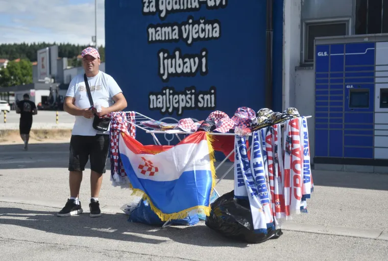 Rijeke fanova slile se u Sinj: Vijore se zastave i slavi se punom snagom, a osiguranje na svakom koraku
