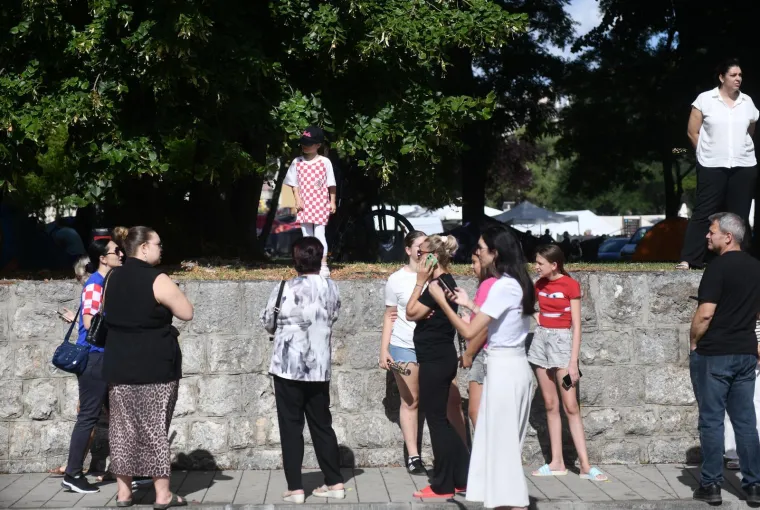 Rijeke fanova slile se u Sinj: Vijore se zastave i slavi se punom snagom, a osiguranje na svakom koraku