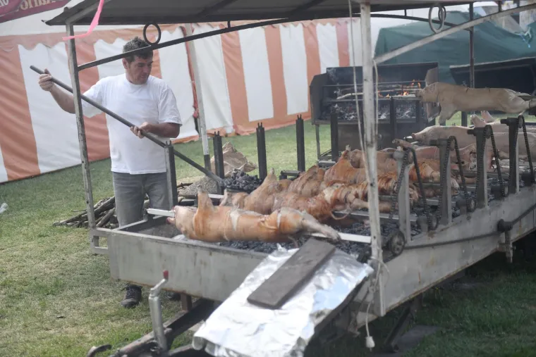 Rijeke fanova slile se u Sinj: Vijore se zastave i slavi se punom snagom, a osiguranje na svakom koraku