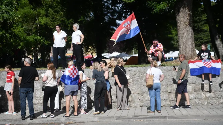 Vrte se janjci, prodaju majice sa ZDS: Pogledajte atmosferu uoči koncerta Thompsona