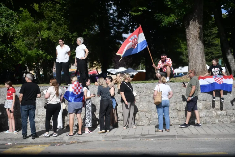 Rijeke fanova slile se u Sinj: Vijore se zastave i slavi se punom snagom, a osiguranje na svakom koraku
