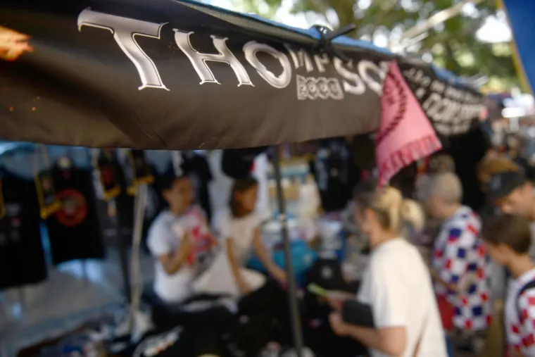 Rijeke fanova slile se u Sinj: Vijore se zastave i slavi se punom snagom, a osiguranje na svakom koraku