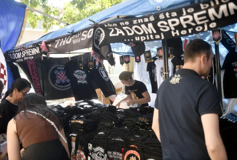 Rijeke fanova slile se u Sinj: Vijore se zastave i slavi se punom snagom, a osiguranje na svakom koraku