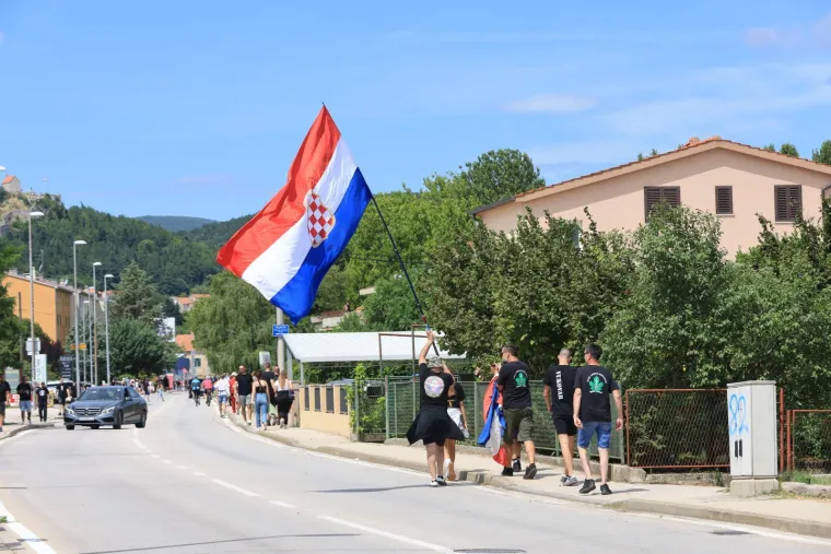 Rijeke fanova slile se u Sinj: Vijore se zastave i slavi se punom snagom, a osiguranje na svakom koraku