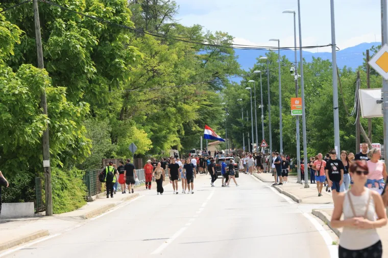 Rijeke fanova slile se u Sinj: Vijore se zastave i slavi se punom snagom, a osiguranje na svakom koraku