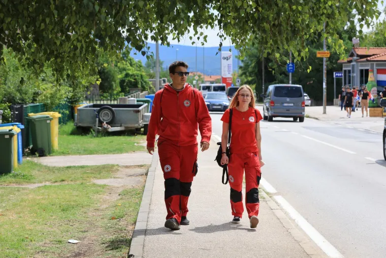 Rijeke fanova slile se u Sinj: Vijore se zastave i slavi se punom snagom, a osiguranje na svakom koraku