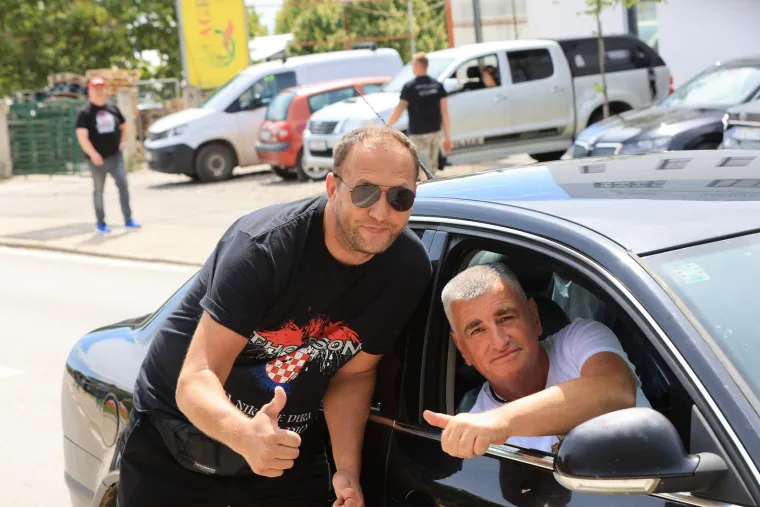 Rijeke fanova slile se u Sinj: Vijore se zastave i slavi se punom snagom, a osiguranje na svakom koraku