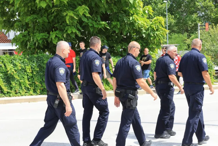 Rijeke fanova slile se u Sinj: Vijore se zastave i slavi se punom snagom, a osiguranje na svakom koraku