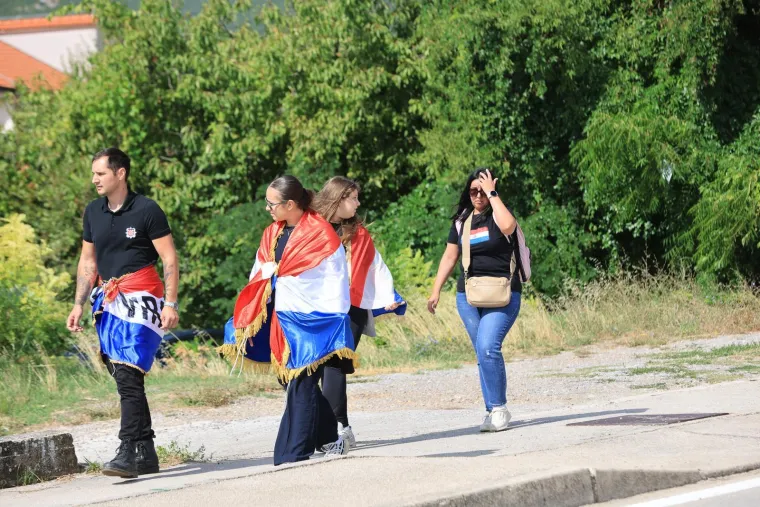 Rijeke fanova slile se u Sinj: Vijore se zastave i slavi se punom snagom, a osiguranje na svakom koraku