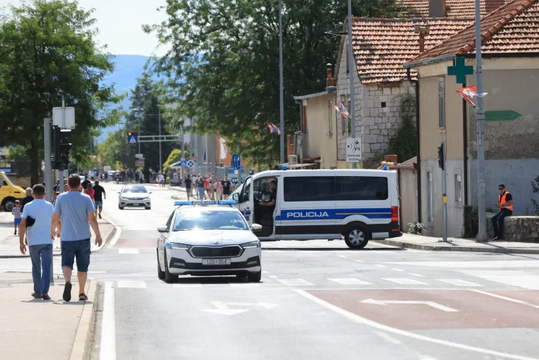 Rijeke fanova slile se u Sinj: Vijore se zastave i slavi se punom snagom, a osiguranje na svakom koraku