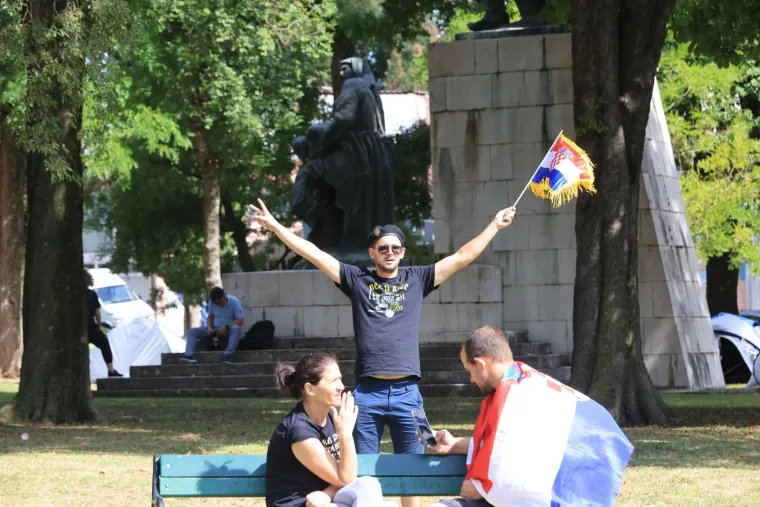 Rijeke fanova slile se u Sinj: Vijore se zastave i slavi se punom snagom, a osiguranje na svakom koraku