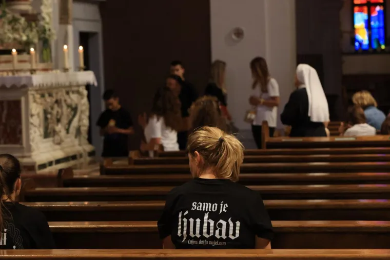 Rijeke fanova slile se u Sinj: Vijore se zastave i slavi se punom snagom, a osiguranje na svakom koraku