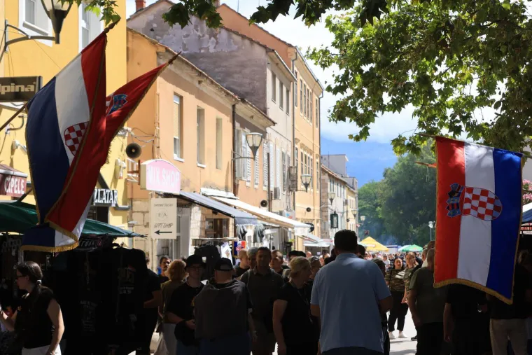 Rijeke fanova slile se u Sinj: Vijore se zastave i slavi se punom snagom, a osiguranje na svakom koraku