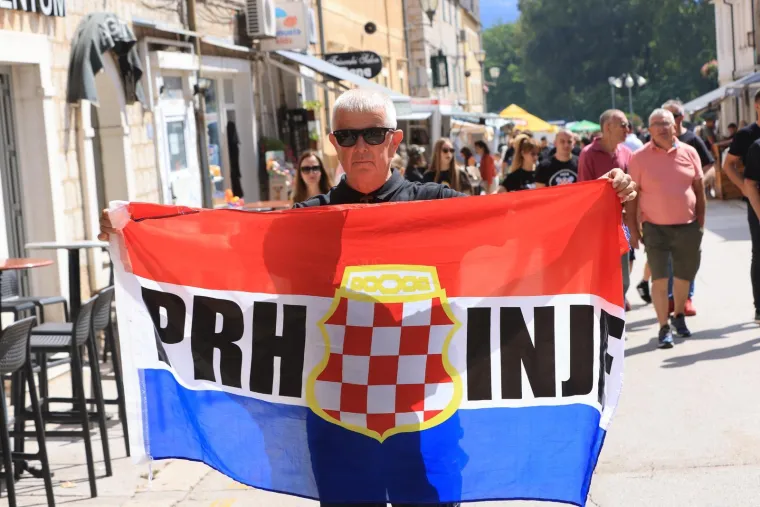 Rijeke fanova slile se u Sinj: Vijore se zastave i slavi se punom snagom, a osiguranje na svakom koraku