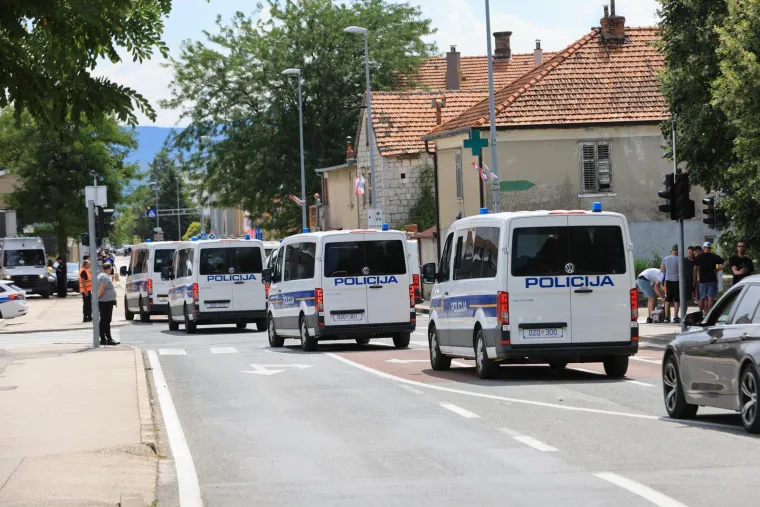 Rijeke fanova slile se u Sinj: Vijore se zastave i slavi se punom snagom, a osiguranje na svakom koraku