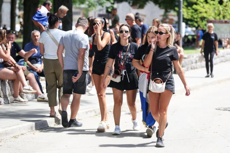 Je li ovo najzgodnija Thompsonova obožavateljica? Zanosna djevojka dodatno užarila atmosferu u Sinju