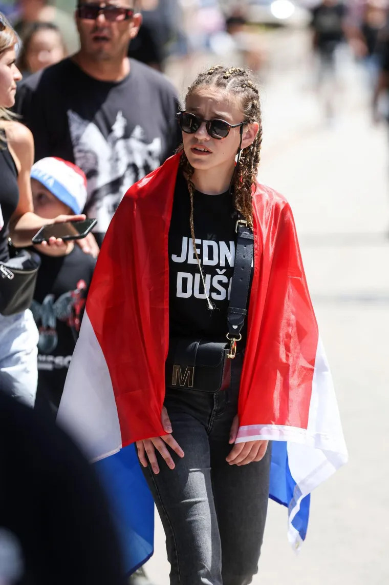 Je li ovo najzgodnija Thompsonova obožavateljica? Zanosna djevojka dodatno užarila atmosferu u Sinju