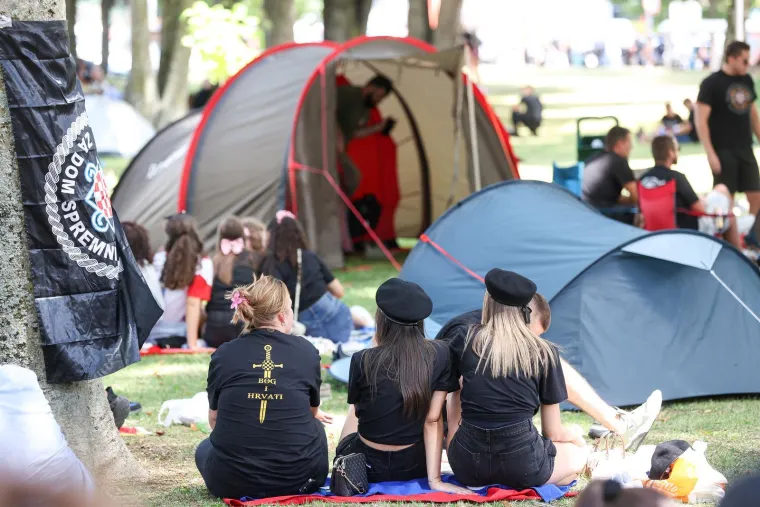 Rijeke fanova slile se u Sinj: Vijore se zastave i slavi se punom snagom, a osiguranje na svakom koraku
