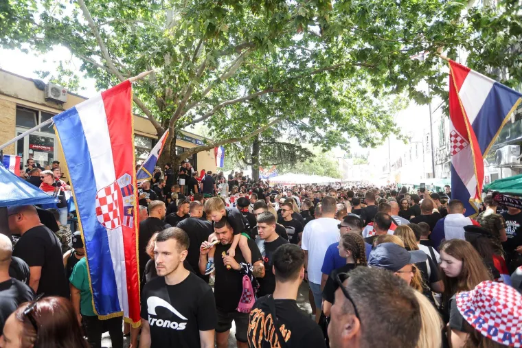 Rijeke fanova slile se u Sinj: Vijore se zastave i slavi se punom snagom, a osiguranje na svakom koraku