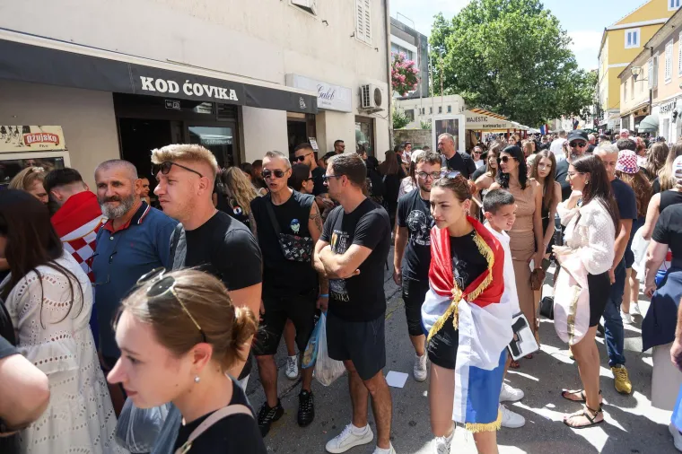 Rijeke fanova slile se u Sinj: Vijore se zastave i slavi se punom snagom, a osiguranje na svakom koraku