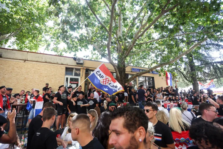 Rijeke fanova slile se u Sinj: Vijore se zastave i slavi se punom snagom, a osiguranje na svakom koraku