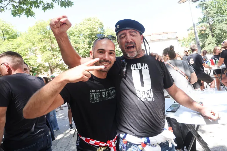 Rijeke fanova slile se u Sinj: Vijore se zastave i slavi se punom snagom, a osiguranje na svakom koraku