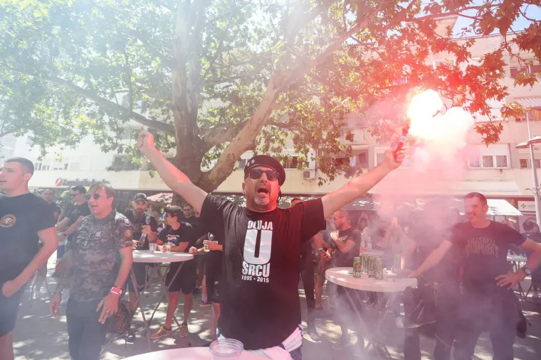 Rijeke fanova slile se u Sinj: Vijore se zastave i slavi se punom snagom, a osiguranje na svakom koraku